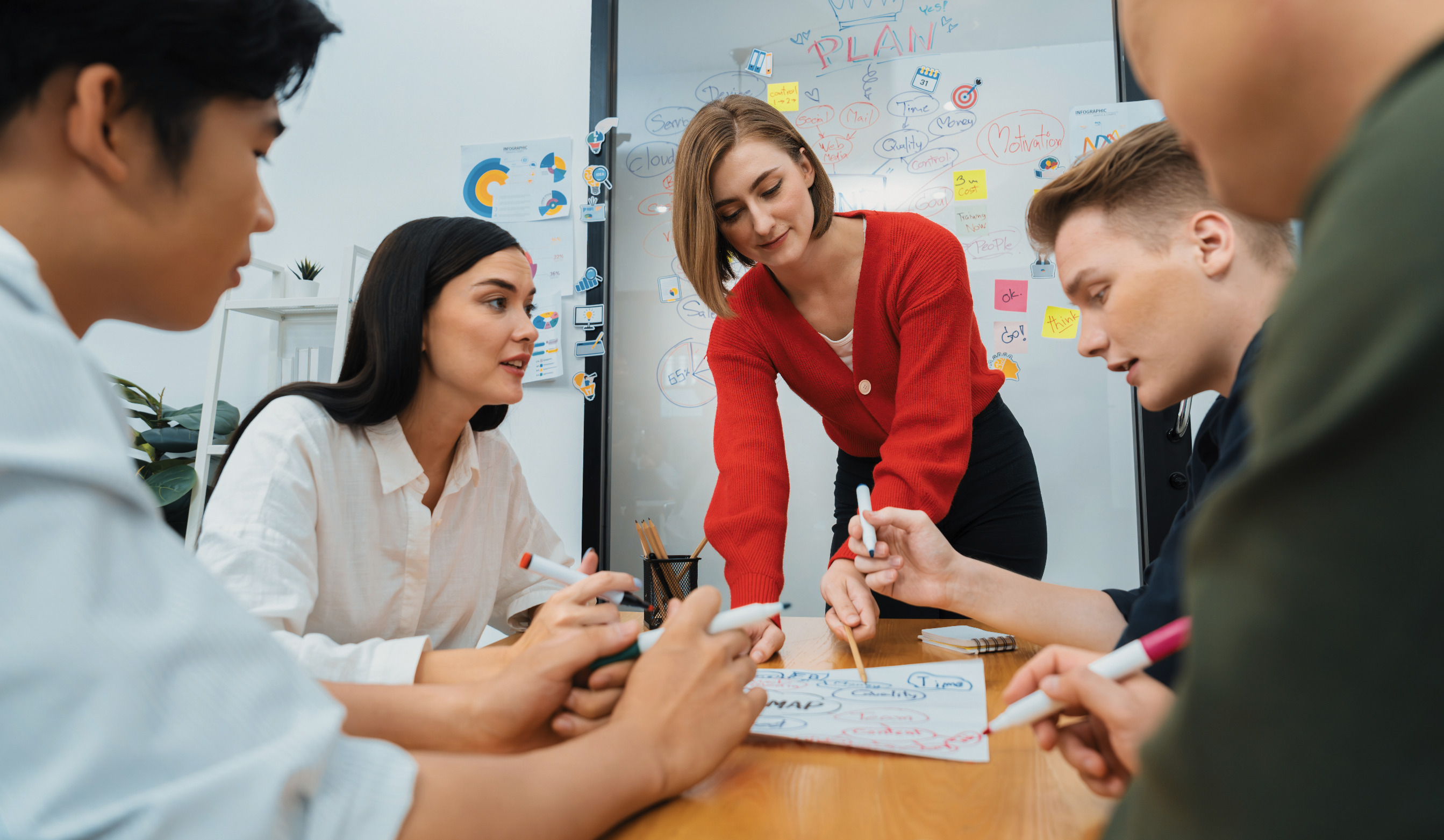 Gruppenarbeit an einem Tisch