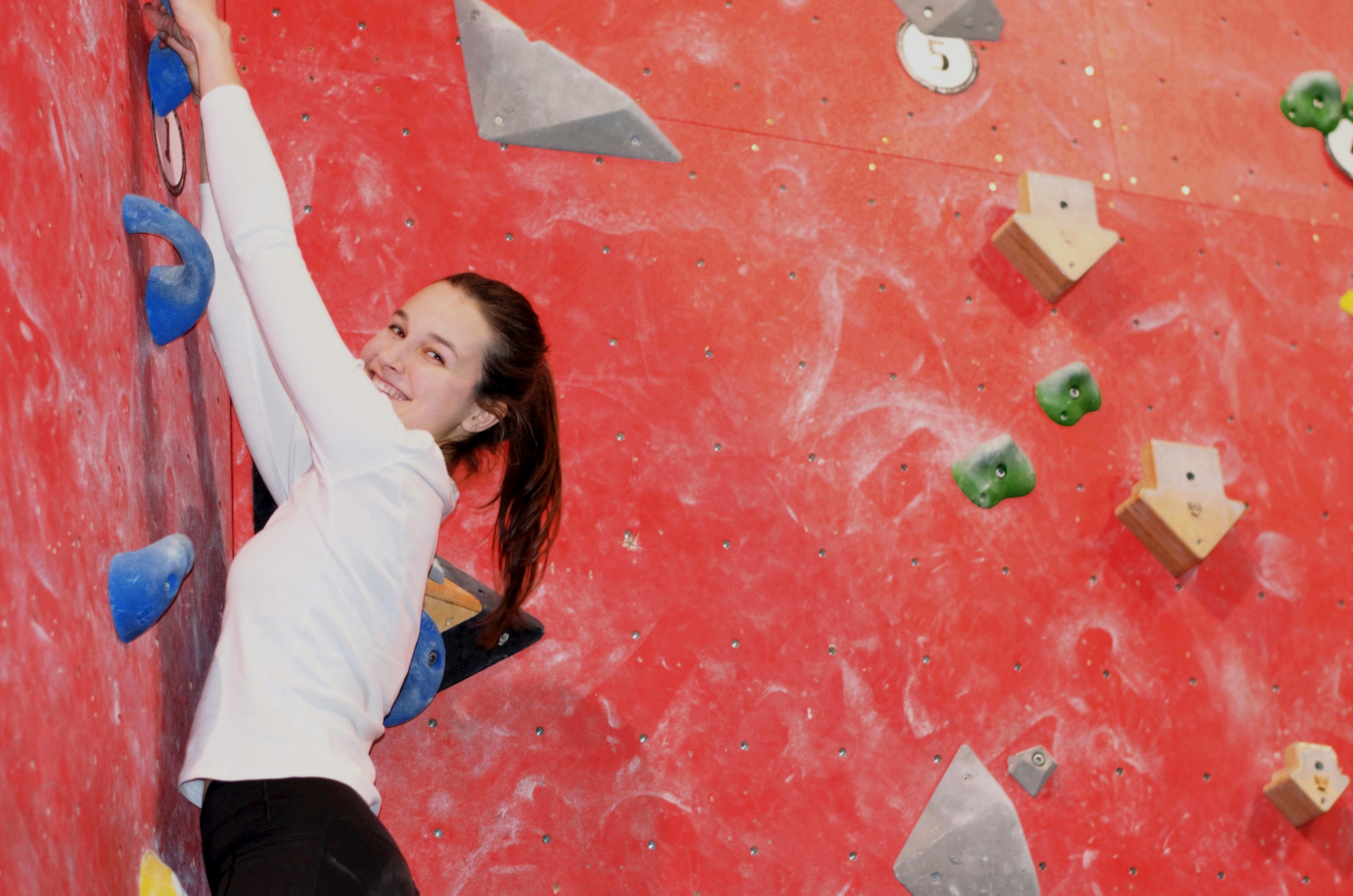 DSC_0343.JPG2.JPG Mädchen an Boulderwand
